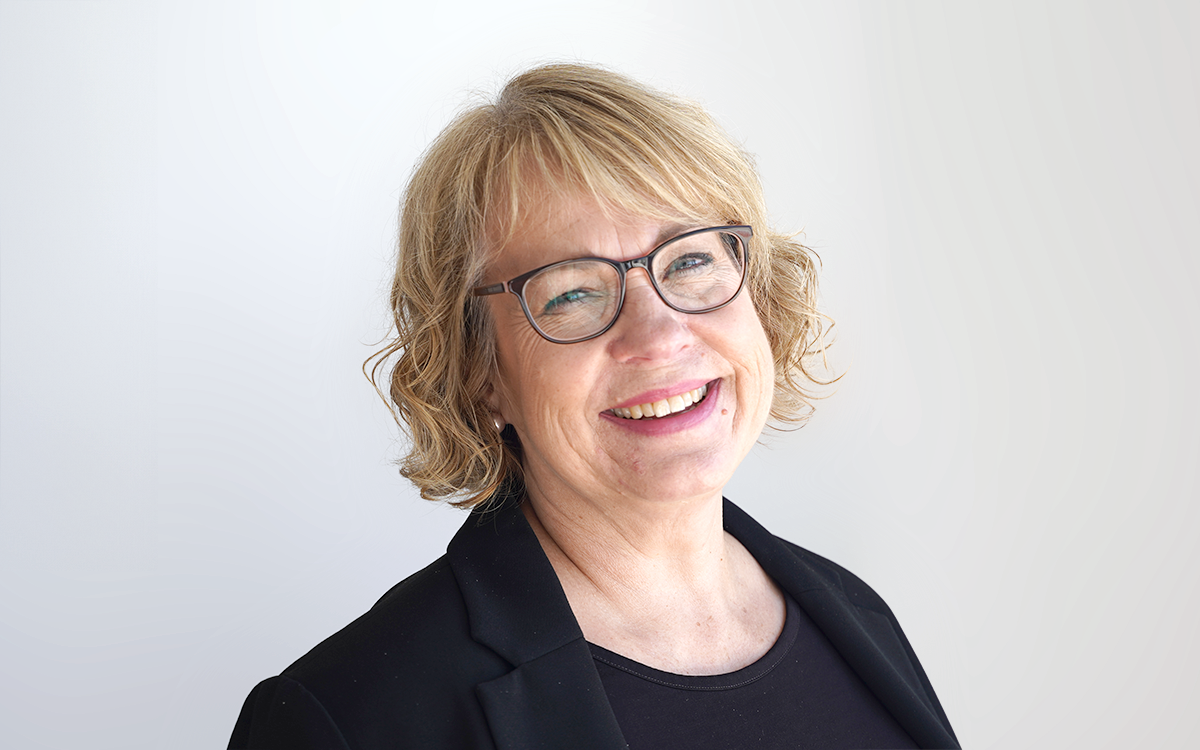 Louise Tziakis headshot